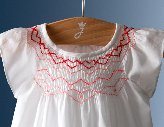 La robe blanche Emblématique à smocks pour bébé fille