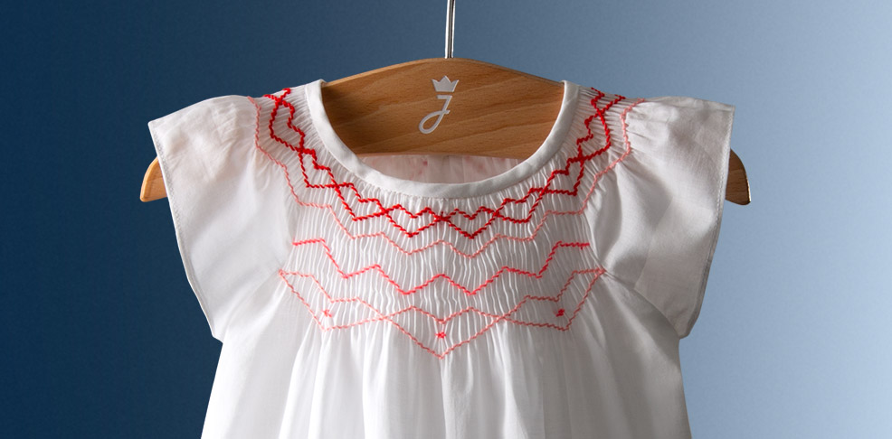 La robe blanche Emblématique à smocks pour bébé fille